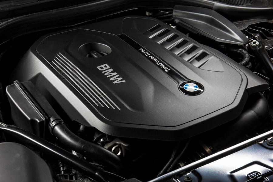 Моторный отсек BMW 540i Sedan M Sport 2017 года  (AU) (фото 6 из 10)